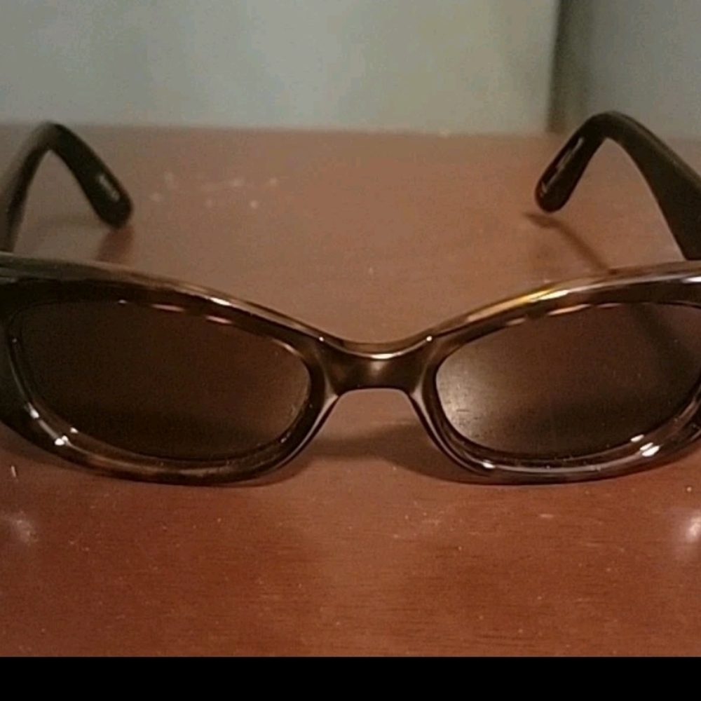 Gucci Elegant Tortoise Shell Sunglasses